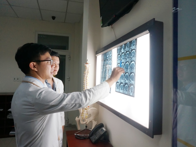 Phẫu thuật khối u não khổng lồ cứu sống nữ bệnh nhân