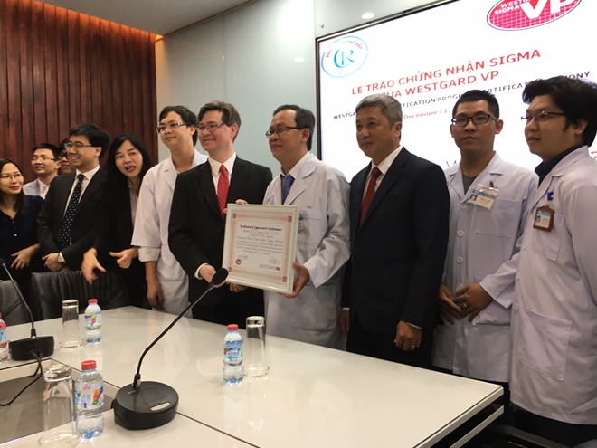 Bệnh viện đầu tiên ở Việt Nam nhận Chứng nhận xét nghiệm đạt chuẩn quốc tế