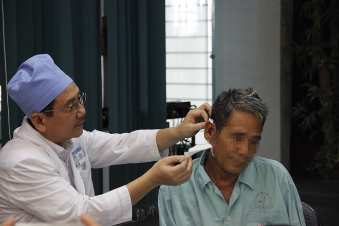 (HY HỮU) Cụ ông 73 tuổi phải nhập viện khoa Nhi điều trị