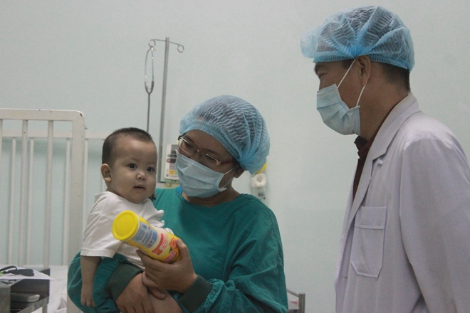 Bệnh nhi nhỏ tuổi nhất được ghép gan từ bố đã được xuất viện