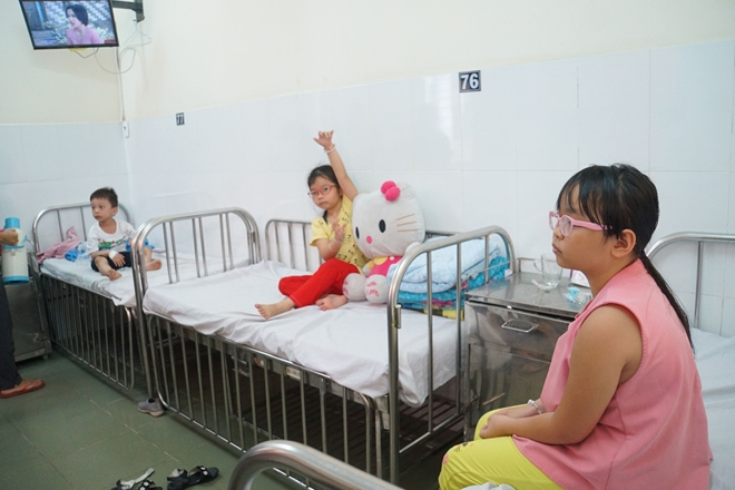 "Truy" nguyên nhân gây ngộ độc hàng loạt trẻ quận Tân Phú