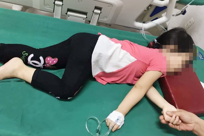 Bé gái 3 tuổi suýt mất mạng vì nuốt phải dây đồng hồ