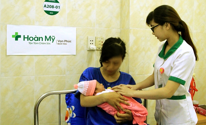 Cứu kịp thời thai nhi bị lọt nửa người ra ngoài 