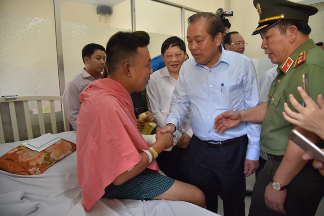 Phó Thủ tướng Trương Hòa Bình thăm người bị nạn trong vụ cháy chung cư Carina Plaza