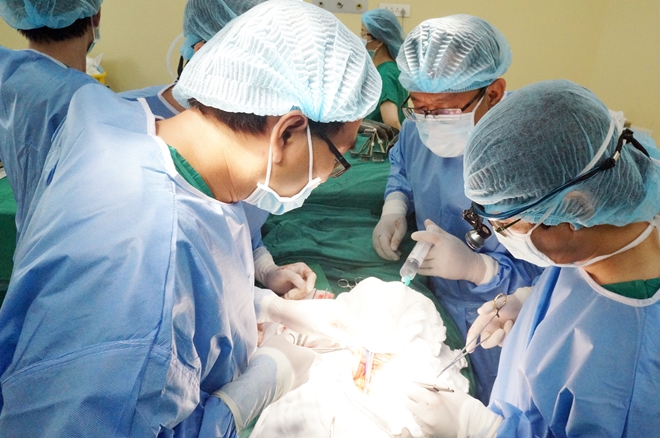 Mẹ cho con trai thận và ca ghép đầu tiên tại bệnh viện tư