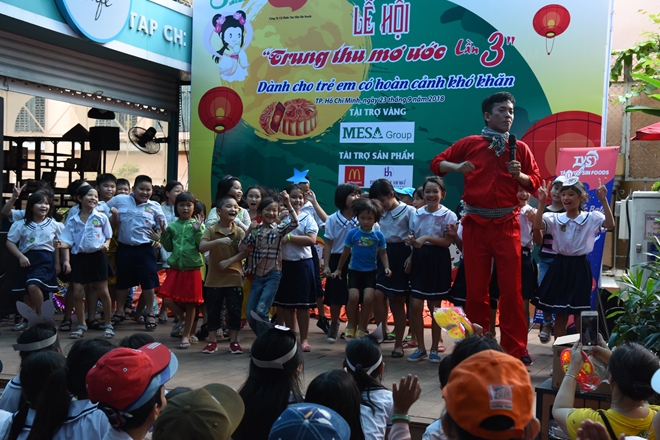 Tiếng cười nối tiếp tiếng cười tại lễ hội "Trung thu mơ ước" 