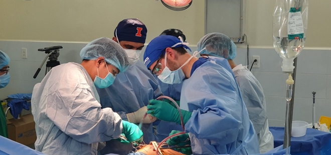 50 bệnh nhân được phẫu thuật khớp gối miễn phí