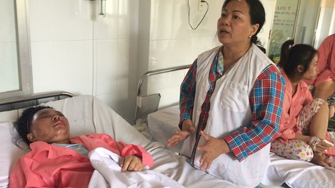 Hàng xóm dùng axit giải quyết mâu thuẫn, 4 người một gia đình bị bỏng nặng