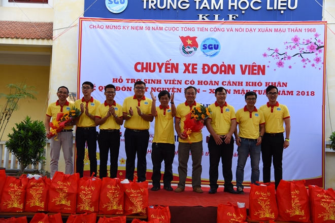 Những chuyến xe đong đầy mùa Xuân