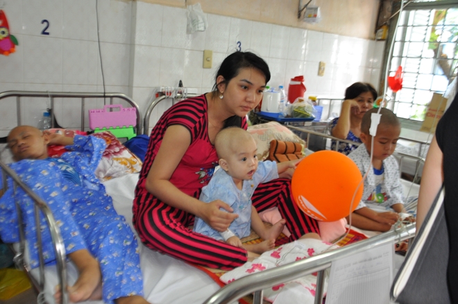 Bệnh viện Ung bướu dừng “chấm thầu” 1 năm với công ty bán thuốc cận date