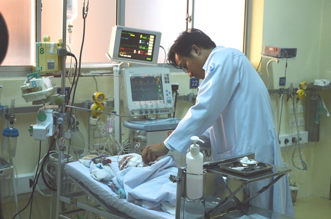 Lấy khối u quái ăn lan gần tới sọ cho một bé gái 20 ngày tuổi