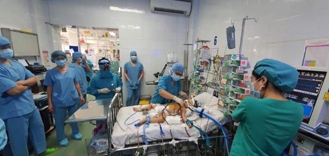 Hai cuộc đại phẫu và hệ thống ECMO lấy lại nhịp đập trái tim cho bé gái mắc bệnh hiếm gặp