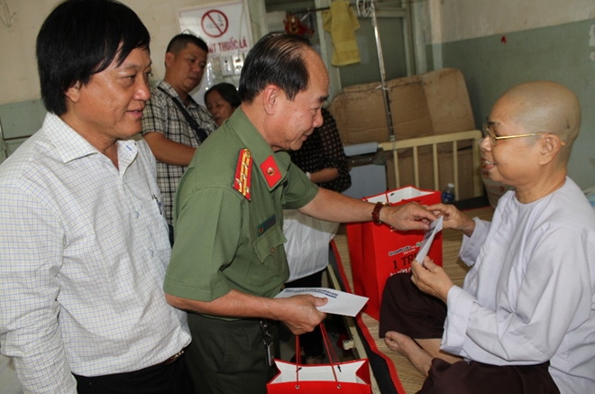 Mang Xuân ấm tới bệnh nhi ngày giáp Tết 