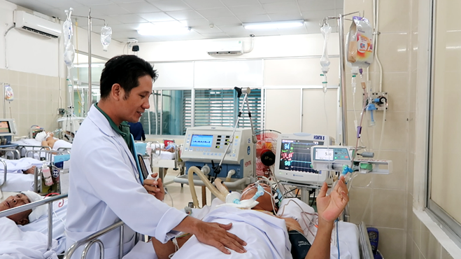 Một bác sĩ bị cây đè nguy kịch đúng "năm tuổi"