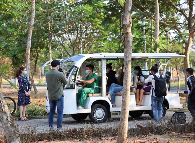 4 bệnh nhân COVID-19 xuất viện: Thật may mắn được trở về Việt Nam