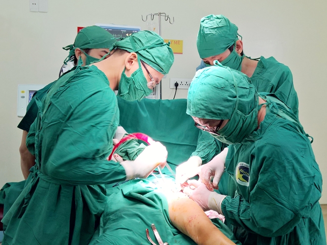 Con đau mỏi chân, tới viện phát hiện hoại tử chỏm xương đùi 