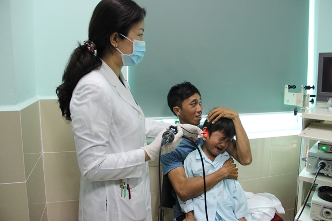 Bé trai thủng màng nhĩ vì dị vật pin cúc áo