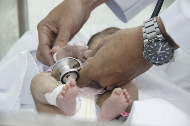 "Hồi sinh" cánh tay cho bé gái sơ sinh bằng nước muối sinh lý