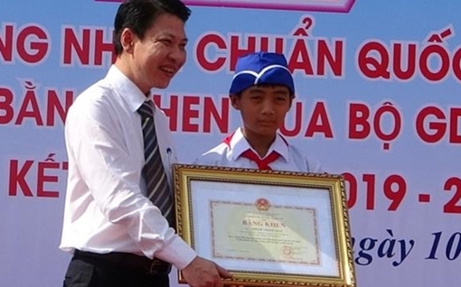 Cậu bé "nhặt rác thông miệng cống" được Bộ trưởng Bộ GD&ĐT tặng Bằng khen