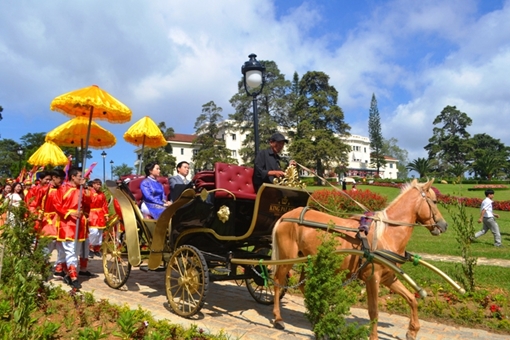 Đưa tượng Vua Bảo Đại, Hoàng hậu Nam Phương giống như người thật về Đà Lạt