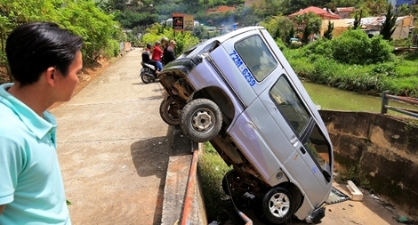 Tránh xe máy khi vào cua, xe du lịch lao thẳng xuống  vực