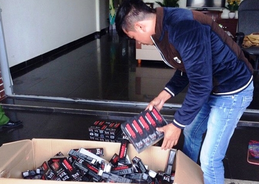 Bắt giữ hàng trăm hóa mỹ phẩm tại hội thảo chui