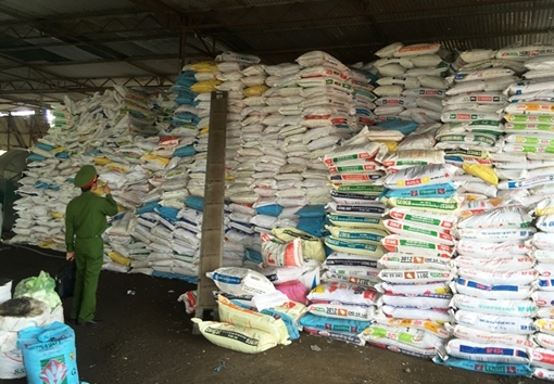 Tạm giữ 300 tấn phân bón không đủ điều kiện lưu hành