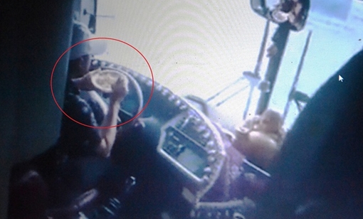 Xôn xao tài xế xe khách bưng tô mỳ ăn trong lúc lái xe