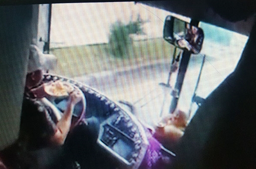 Đình chỉ tài xế vừa lái xe vừa ăn mỳ