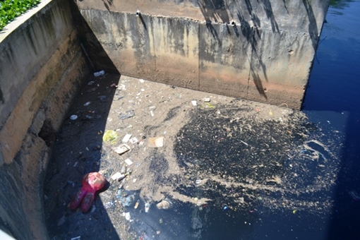 Hồ nước bốc mùi nồng nặc giữa Đà Lạt