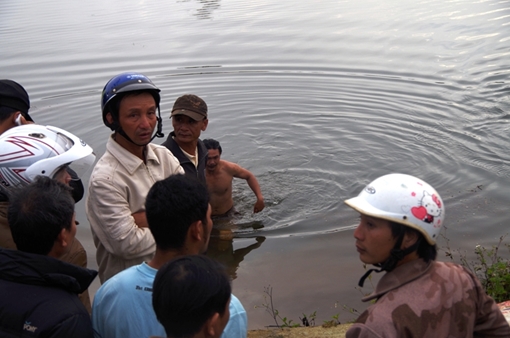  Ra hồ chèo xuồng chơi, 2 em nhỏ chết đuối thương tâm