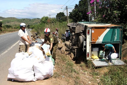 Xe thư báo lật nhào trên đèo Phú Hiệp