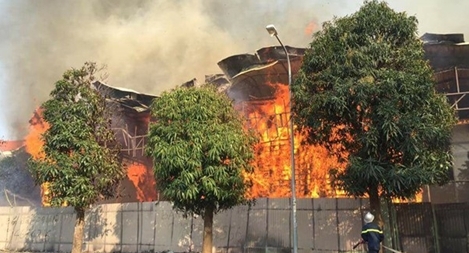 Hỏa hoạn thiêu rụi một xưởng mộc trong khu dân cư