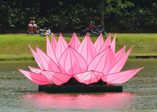 Đặt 7 đài sen khổng lồ trên mặt hồ Xuân Hương