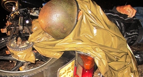 Cụ ông tử vong hy hữu bởi... áo mưa