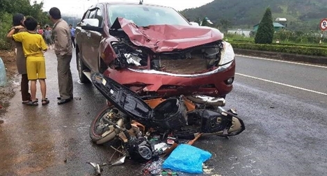  Kinh hãi ôtô hất tung người đi xe gắn máy trên đường cao tốc