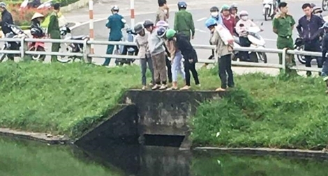  Cụ bà sống độc thân tử vong dưới hồ