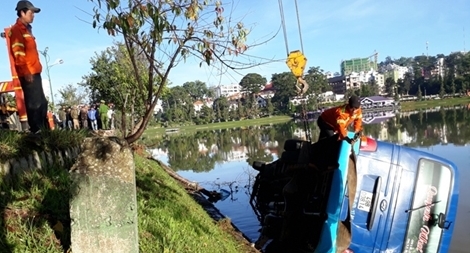  Xe khách mất lái lao xuống hồ Xuân Hương