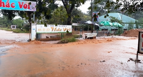 Mưa lũ ở Lâm Đồng, nhiều tuyến đường bị chia cắt