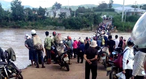 Cha bất lực nhìn con bị nước cuốn trôi dưới dòng Đa Nhim