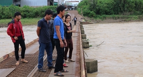  Tuyên dương người dũng cảm cứu 2 nữ sinh ngã xuống sông