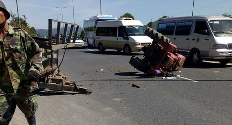 Đi vào đường cao tốc, lái máy cày bị xe 7 chỗ tông trọng thương