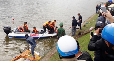 Thách nhau bơi qua hồ Xuân Hương, nam sinh viên tử nạn