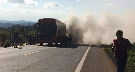 Xe khách đang chạy bỗng bốc cháy dữ dội