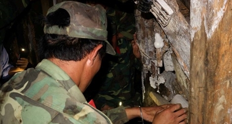  Dùng 200kg thuốc nổ đánh sập hai hầm thiếc