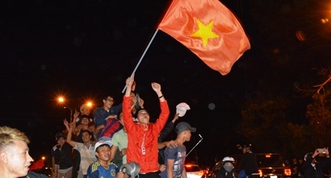 Nông dân Đà Lạt lái máy cày lên thành phố ăn mừng