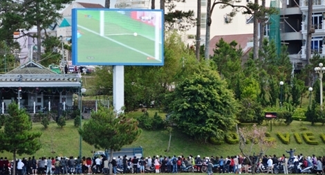 Màn hình quảng cáo ngoài trời bất ngờ trực tiếp trận Việt Nam – Qatar