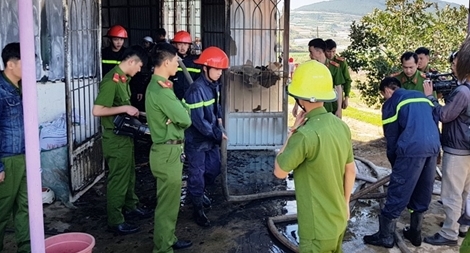 Hai vợ chồng đi thu hoạch hoa Tết, nhà cháy rụi cùng 200 triệu để phòng ngủ