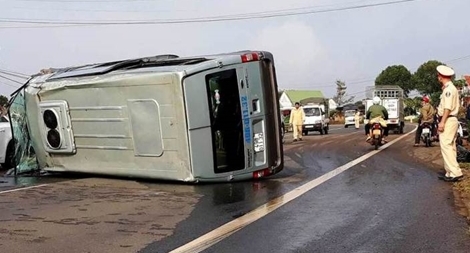 Xe khách 16 chỗ lộn nhiều vòng trên QL20, 3 người bị thương