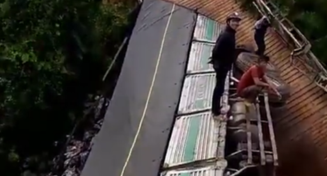 Sập cầu tạm, xe siêu tải rơi xuống suối